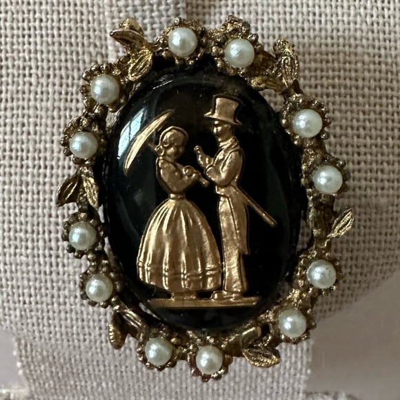 Vintage double strand hand knotted pearl necklace from Mallorca 2 cameo brooches - Picture 6 of 16